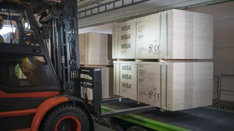 WISA&#xAE;-vanerin kotimaan maantiekuljetukset siirtyiv&#xE4;t uusiutuvaan dieseliin &#x2013; p&#xE4;&#xE4;st&#xF6;t pienenev&#xE4;t jopa 90 %