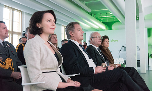 The Finnish president and his wife and the Swedish royal couple listen to the story of UPM BioVerno.