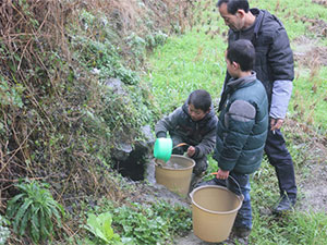 Aiemmin vettä kannettiin ämpäreillä kolmen kilometrin päässä koululta sijaitsevalta vedenhakupaikalta. 